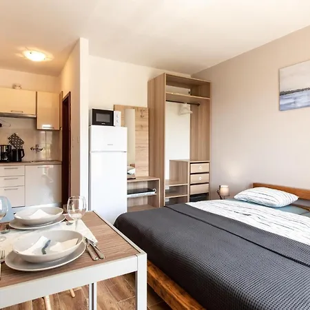 아파트 Lovely In Rtina, Razanac With Kitchen Miletici